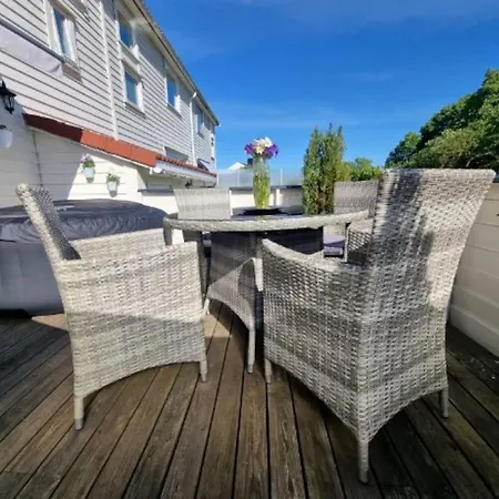 Cheerful 3 Bedroom With Hot Tub Hotell