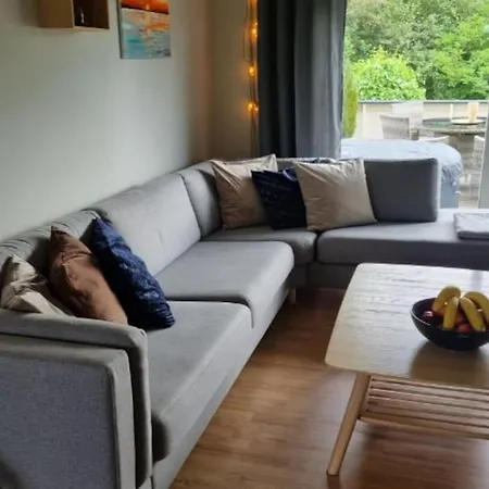 Hotell Cheerful 3 Bedroom With Hot Tub 4*