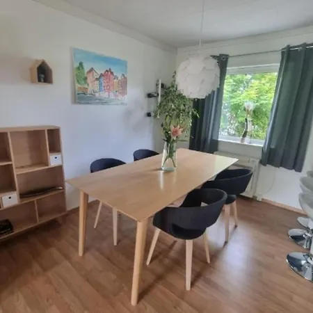 Hotell Cheerful 3 Bedroom With Hot Tub Stavanger