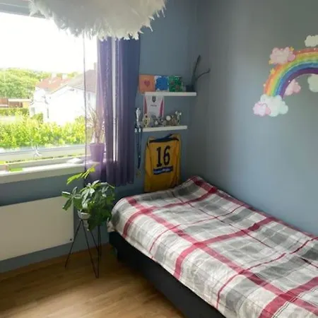 Hotell Cheerful 3 Bedroom With Hot Tub