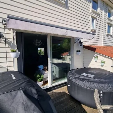 Cheerful 3 Bedroom With Hot Tub Hotell