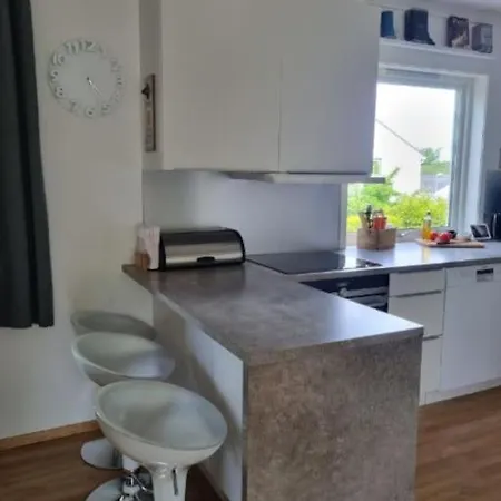 Hotell Cheerful 3 Bedroom With Hot Tub