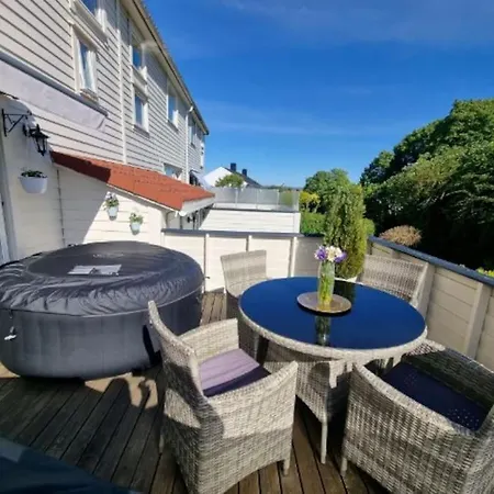 Cheerful 3 Bedroom With Hot Tub Hotell Stavanger