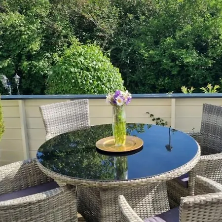 Hotell Cheerful 3 Bedroom With Hot Tub