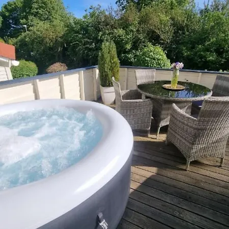 Cheerful 3 Bedroom With Hot Tub Hotell